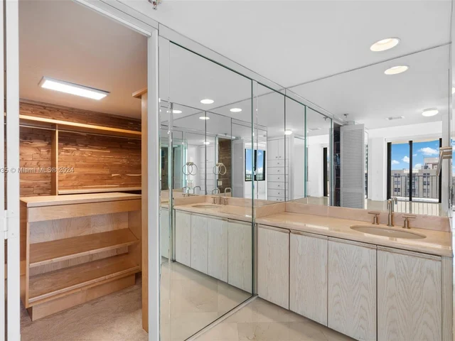 520 Brickell Key Dr # 03, Miami FL 33131