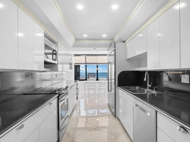 520 Brickell Key Dr # 03, Miami FL 33131