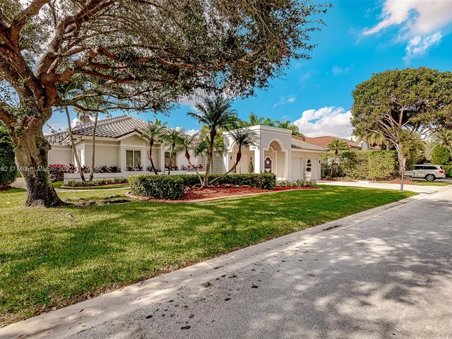 622 E Enclave Cir E, Pembroke Pines FL 33027