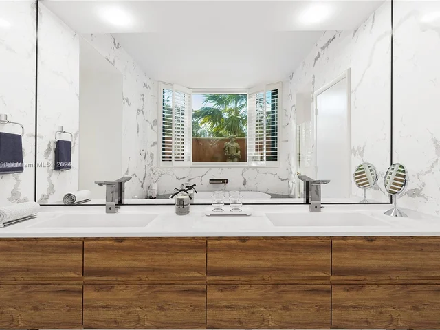 300 S Pointe Dr # 303, Miami Beach FL 33139