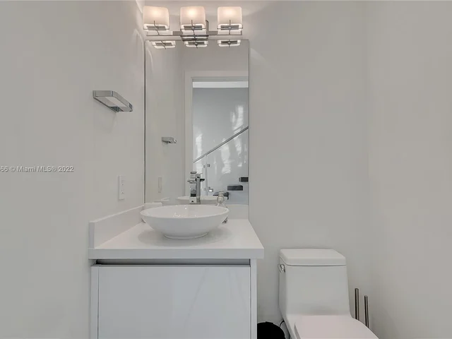 2870 N Ocean Dr, Hollywood FL 33019