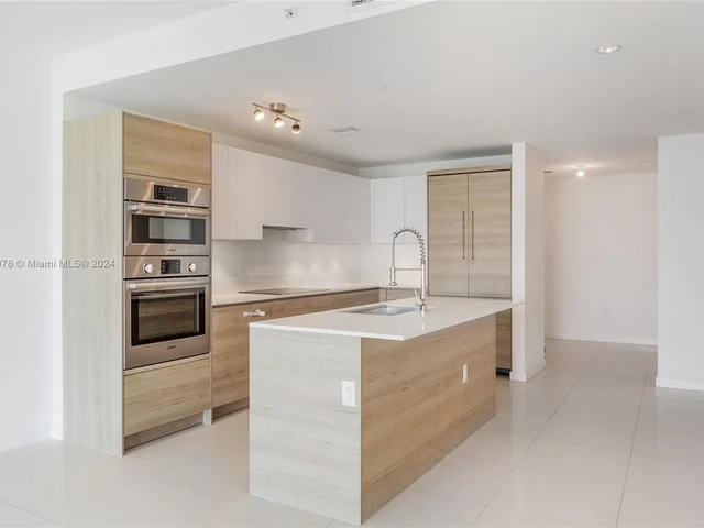 10201 E Bay Harbor Dr, Bay Harbor Islands FL 33154