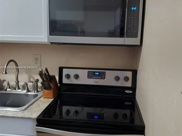 6731 SW 6th Street, Pembroke Pines FL 33023