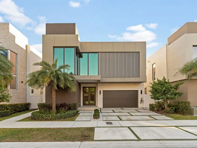 10530 NW 67th Ter, Doral FL 33178