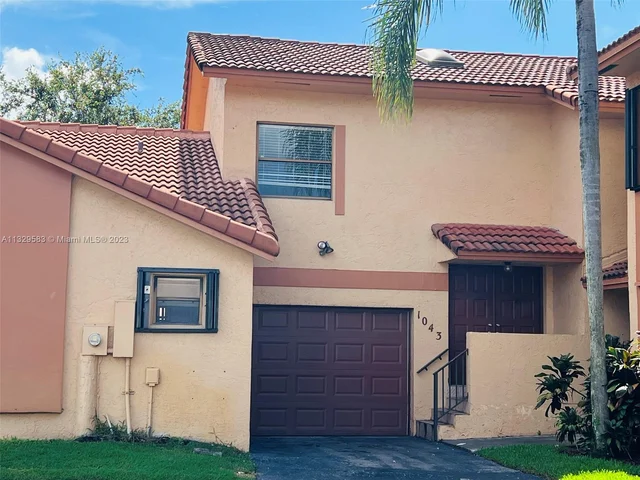 1043 SW 112th Ter, Pembroke Pines FL 33025