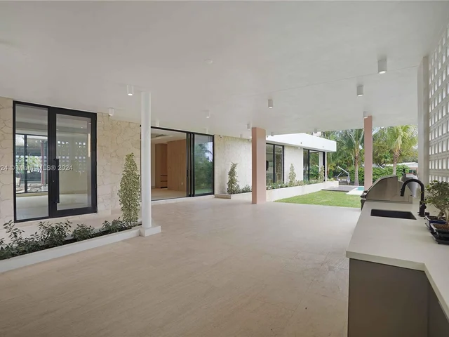 7621 NE 8th Ave, Miami FL 33138