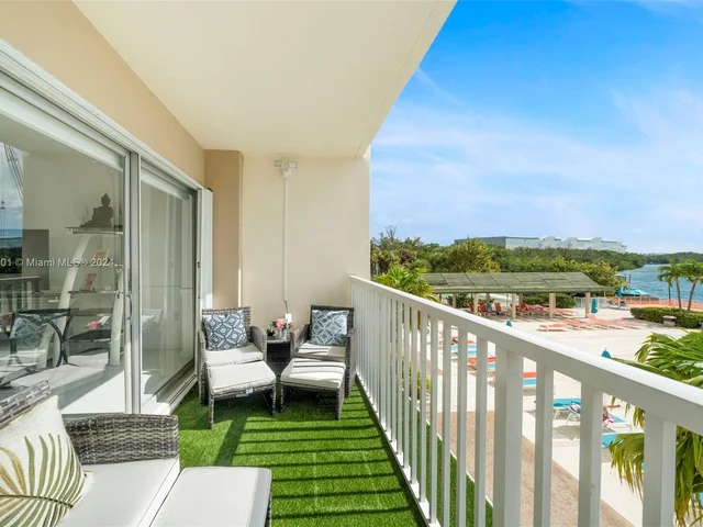 300 Bayview Dr # 210, Sunny Isles Beach FL 33160