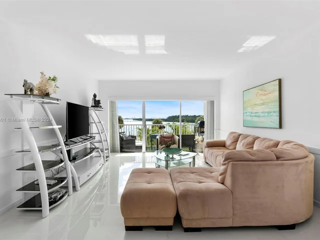 300 Bayview Dr # 210, Sunny Isles Beach FL 33160