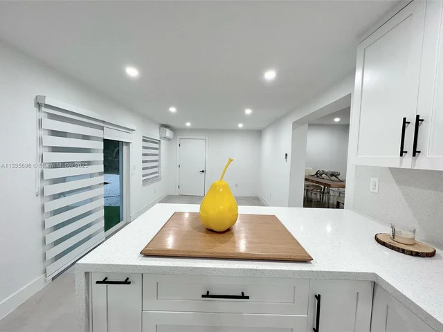 520 NE 135th St, North Miami FL 33161