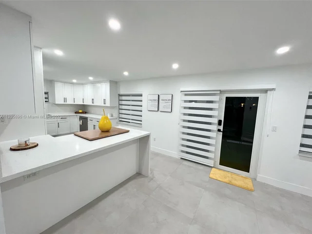 520 NE 135th St, North Miami FL 33161