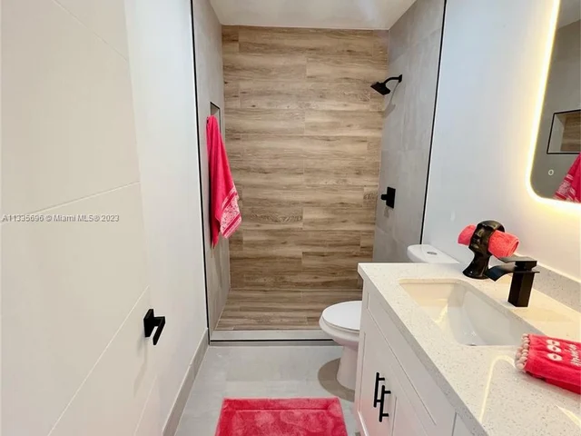 520 NE 135th St, North Miami FL 33161