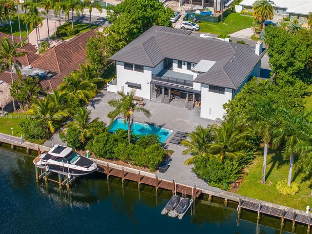 461 Poinciana Dr, Hallandale Beach FL 33009