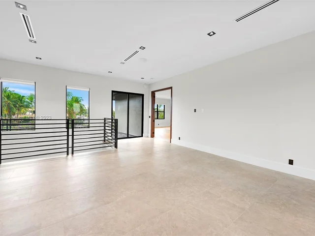 461 Poinciana Dr, Hallandale Beach FL 33009