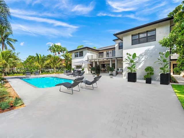 461 Poinciana Dr, Hallandale Beach FL 33009