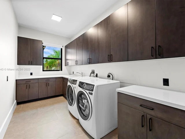 461 Poinciana Dr, Hallandale Beach FL 33009