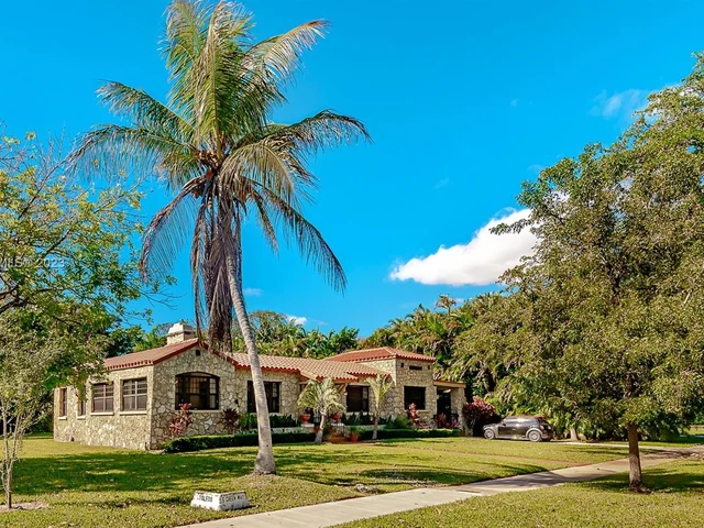 902 S Greenway Dr, Coral Gables FL 33134