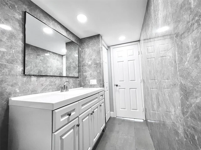 4174 Inverrary Dr # 412, Lauderhill FL 33319