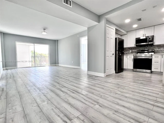 4174 Inverrary Dr # 412, Lauderhill FL 33319