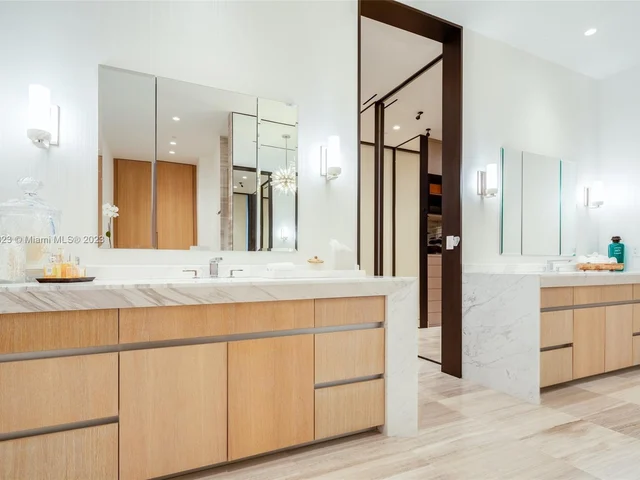 2821 S Bayshore Dr, Miami FL 33133