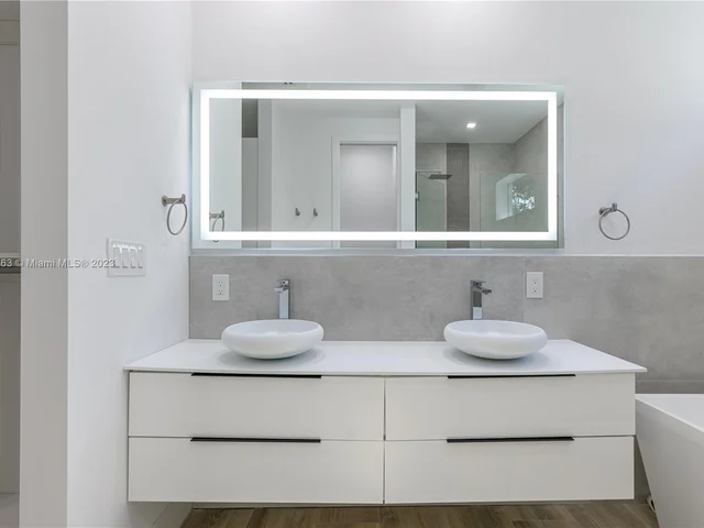 3162 Plaza St., Miami FL 33133