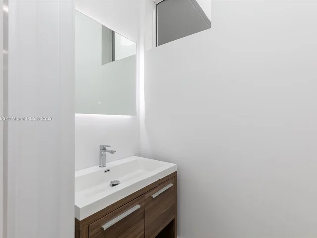 3162 Plaza St., Miami FL 33133