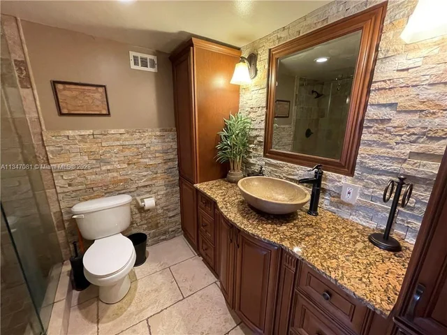 111 Golden Isles Dr # E11, Hallandale Beach FL 33009