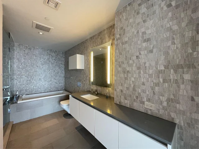 68 SE 6th St # 3806, Miami FL 33131