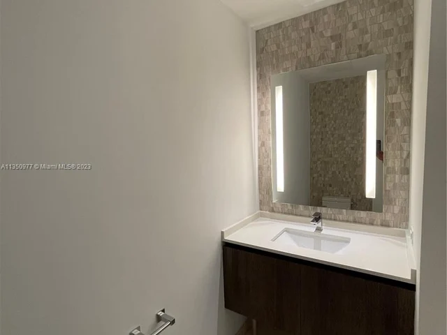 88 SW 7th St # 711, Miami FL 33130