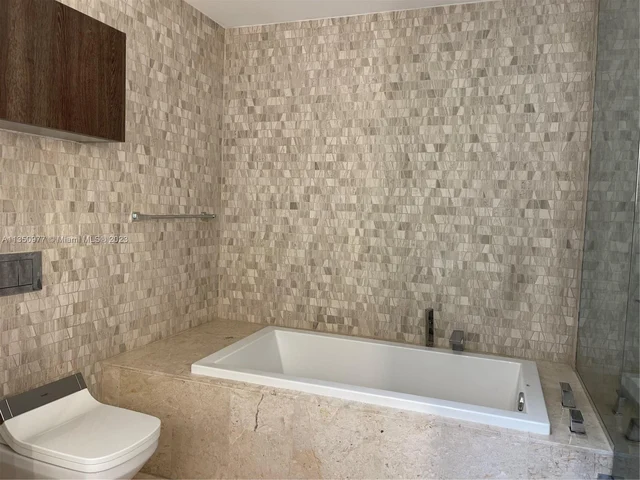 88 SW 7th St # 711, Miami FL 33130