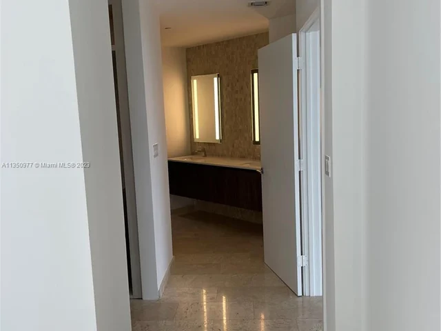 88 SW 7th St # 711, Miami FL 33130