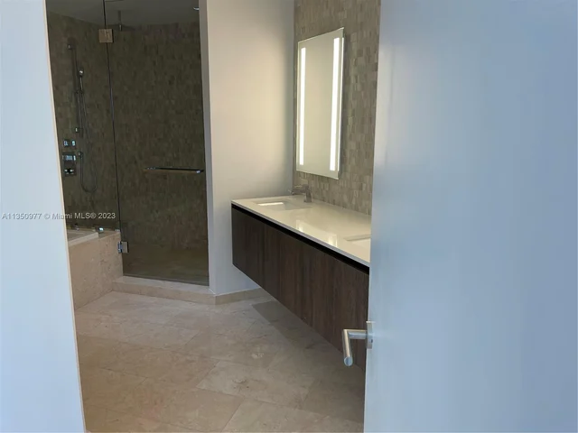 88 SW 7th St # 711, Miami FL 33130