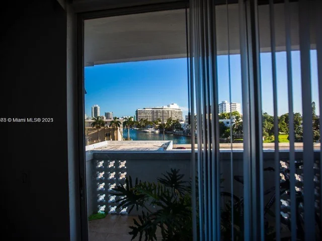 7118 Bonita Dr # 404, Miami Beach FL 33141