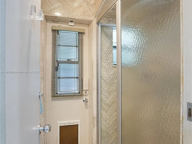 9621 Sea Turtle Dr, Plantation FL 33324