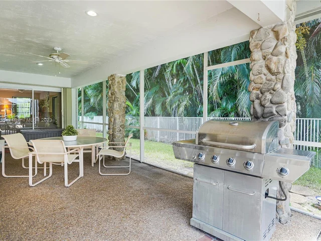 9621 Sea Turtle Dr, Plantation FL 33324