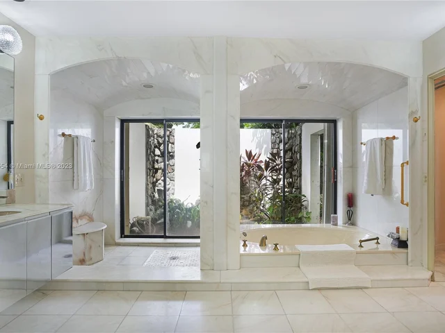 9621 Sea Turtle Dr, Plantation FL 33324