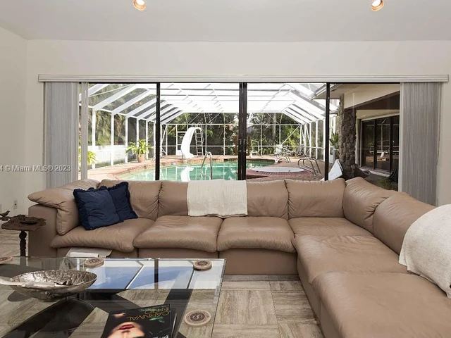 9621 Sea Turtle Dr, Plantation FL 33324