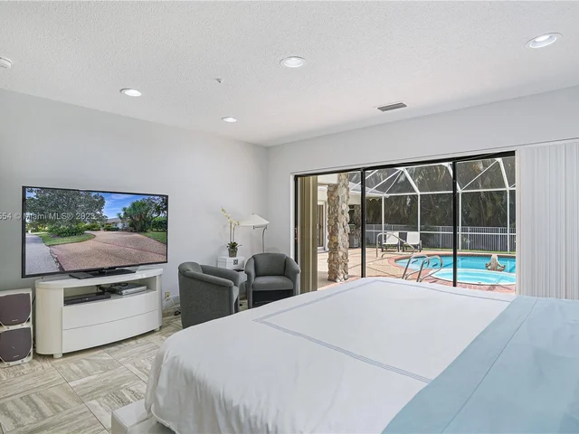 9621 Sea Turtle Dr, Plantation FL 33324