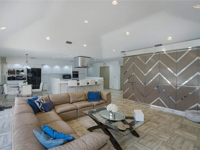 9621 Sea Turtle Dr, Plantation FL 33324