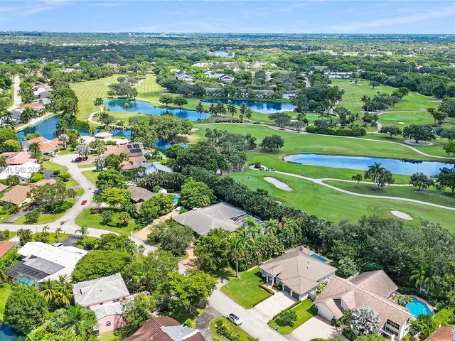 9621 Sea Turtle Dr, Plantation FL 33324