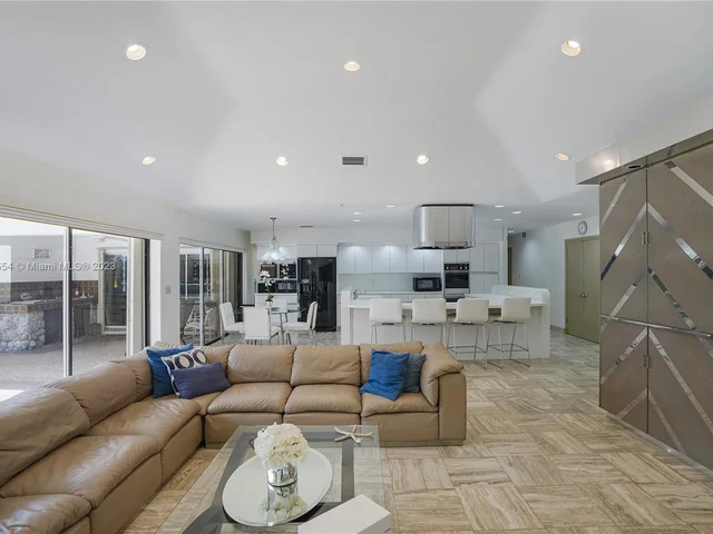 9621 Sea Turtle Dr, Plantation FL 33324