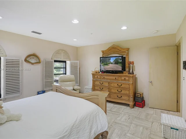 9621 Sea Turtle Dr, Plantation FL 33324