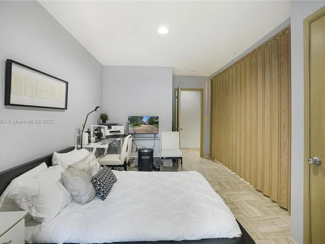 9621 Sea Turtle Dr, Plantation FL 33324