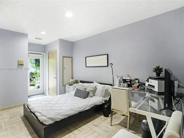 9621 Sea Turtle Dr, Plantation FL 33324