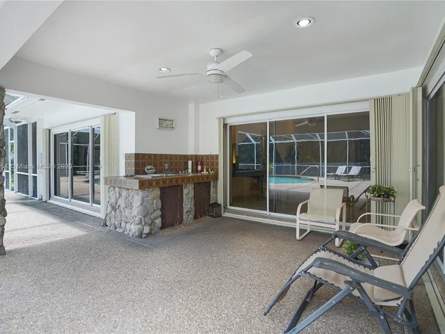 9621 Sea Turtle Dr, Plantation FL 33324