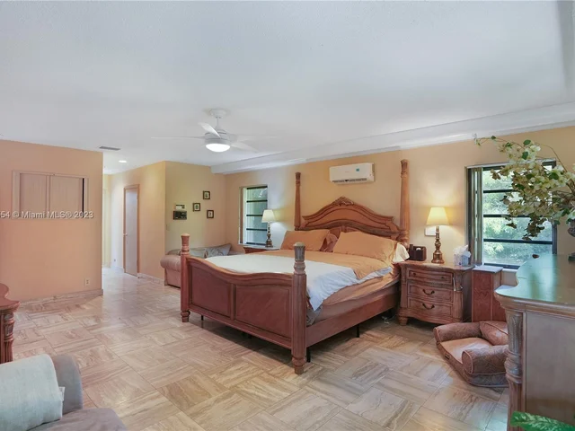 9621 Sea Turtle Dr, Plantation FL 33324