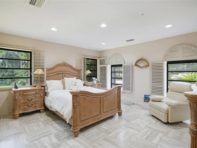 9621 Sea Turtle Dr, Plantation FL 33324