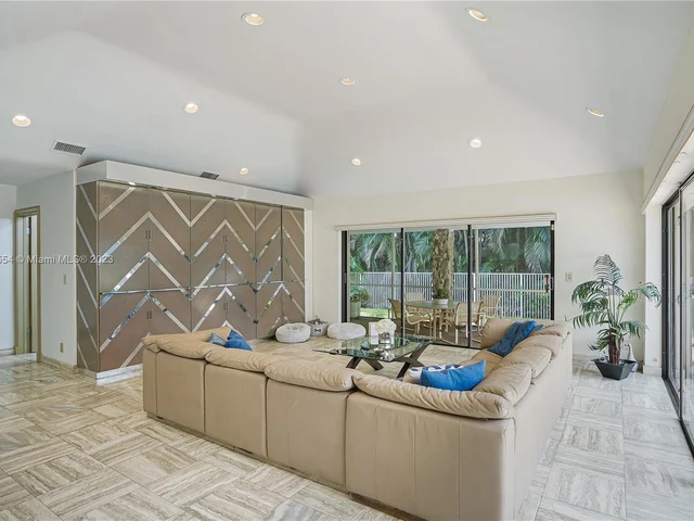 9621 Sea Turtle Dr, Plantation FL 33324