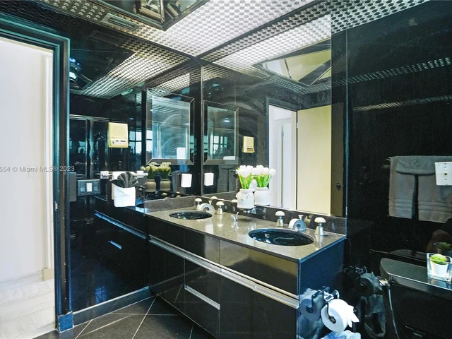 9621 Sea Turtle Dr, Plantation FL 33324