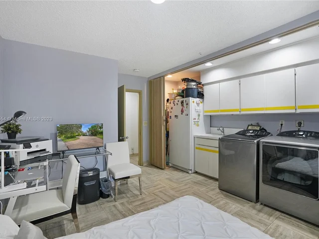 9621 Sea Turtle Dr, Plantation FL 33324