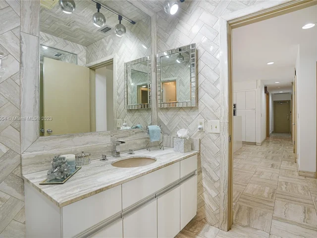 9621 Sea Turtle Dr, Plantation FL 33324